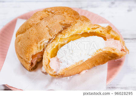 strawberry cream puff 96028295