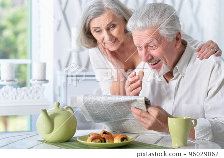 Close-up portrait of a senior couple with newspaper 96029062