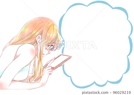 一個臉朝下躺著的女人開心地撫摸著她的智能手機 夏季演講泡泡 一個臉朝下躺著的女人開心地撫摸著她的智能手機 夏季演講泡泡 96029219