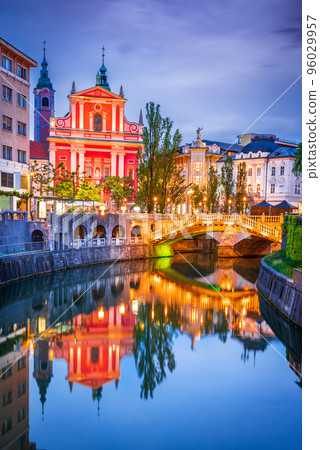 Ljubljana, Slovenia. Triple Bridge, Tromostovje twilight scenic 96029957
