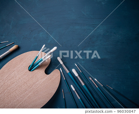 Paint brushes and palette 96030847