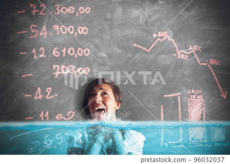 Businesswoman with little time 96032037