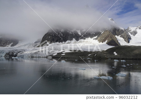 Arctic landscape 96032212