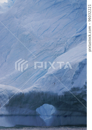 Arctic Iceberg 96032221