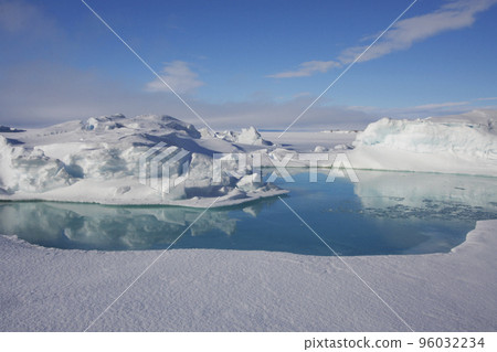 北極的冰融化 96032234