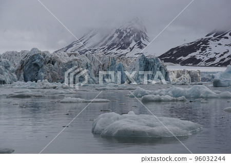 Arctic glacier 96032244