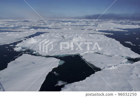 Arctic drift ice Arctic drift ice 96032250
