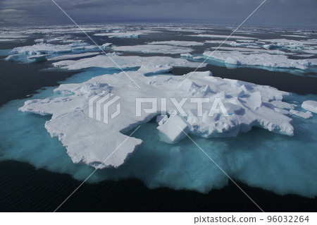 Arctic drift ice 96032264
