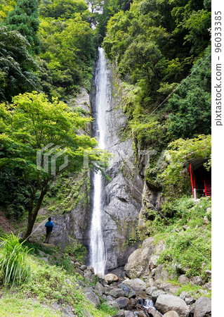 三神瀑布和觀賞瀑布的人們[山梨縣早川町、Amehata區] 96033385