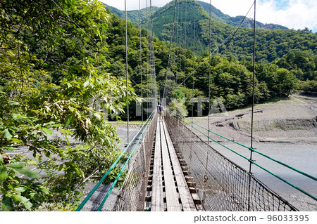 Amehata Suspension Bridge [Hayakawa Town, Yamanashi Prefecture] 96033395