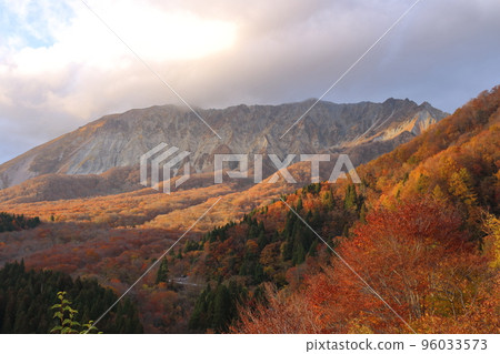 Trees with red autumn leaves and Mt. Daisen Trees with red autumn leaves and Mt. Daisen 96033573