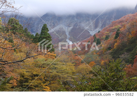 Daisen covered with autumn leaves and clouds Daisen covered with autumn leaves and clouds 96033582
