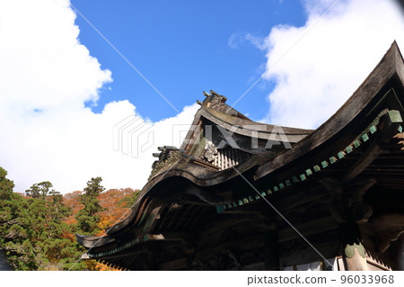 Shinto shrine and autumn leaves under the blue sky 96033968