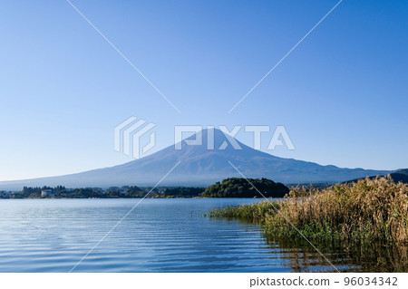 清晨的山梨縣河口湖和富士山 清晨的山梨縣河口湖和富士山 96034342
