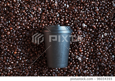 Mock up disposable coffee cup on coffee beans. Empty paper coffee cup with plastic lid. 96034393