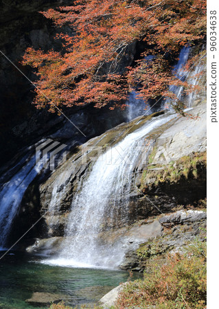 Seto River Valley in Autumn (Amegaeri Falls) Seto River Valley in Autumn (Amegaeri Falls) 96034638