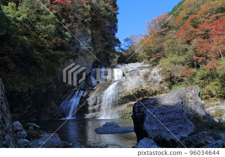 秋天的瀨戶川流域（Amegaeri Falls） 96034644