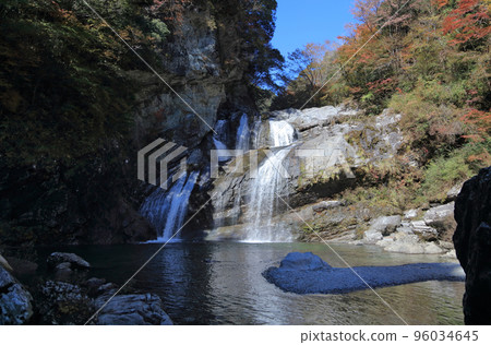 Seto River Valley in Autumn (Amegaeri Falls) Seto River Valley in Autumn (Amegaeri Falls) 96034645