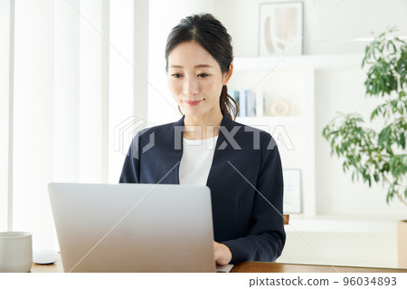 在辦公室工作的商務人士 在辦公室工作的商務人士 96034893