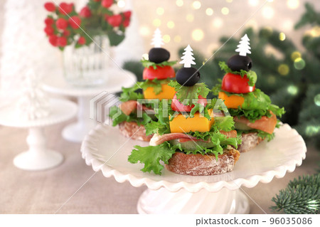 聖誕生火腿和獼猴桃三明治 聖誕生火腿和獼猴桃三明治 96035086