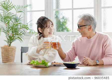 A couple with an age gap, a toast, a lunch A couple with an age gap, a toast, a lunch 96035485