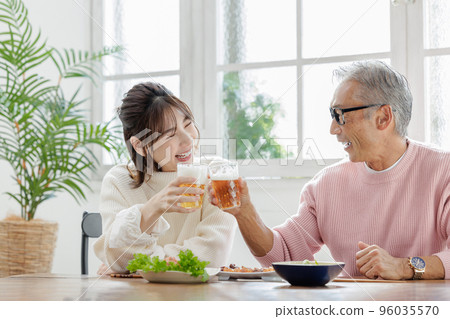 A couple with an age gap, a toast, a lunch 96035570