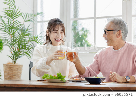 有年齡差的情侶,敬酒,午餐 有年齡差的情侶,敬酒,午餐 96035571