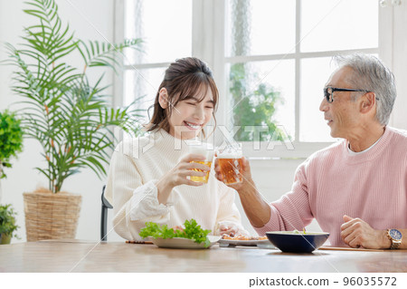 有年齡差的情侶,敬酒,午餐 有年齡差的情侶,敬酒,午餐 96035572