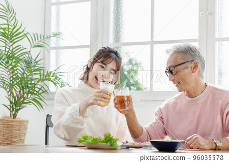 A couple with an age gap, a toast, a lunch A couple with an age gap, a toast, a lunch 96035578