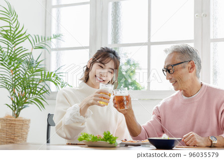 有年齡差的情侶,敬酒,午餐 有年齡差的情侶,敬酒,午餐 96035579