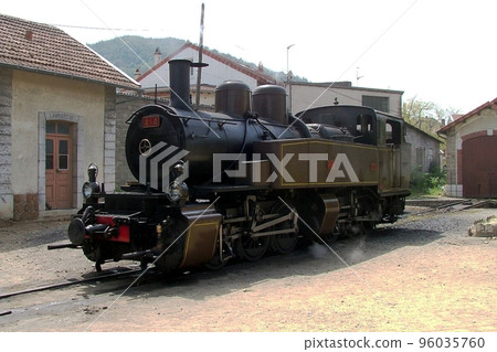 Old steam locomotive 96035760