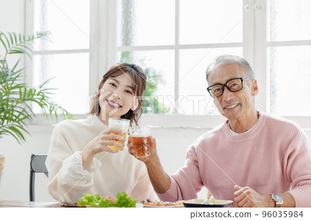 有年齡差的情侶,敬酒,午餐 有年齡差的情侶,敬酒,午餐 96035984