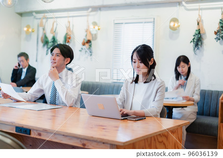 在一家咖啡館工作的商務人士 在一家咖啡館工作的商務人士 96036139