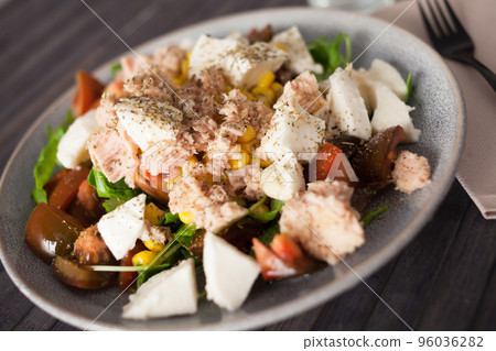 Fish salad with canned tuna and corn, tomatoes and arugula Fish salad with canned tuna and corn, tomatoes and arugula 96036282