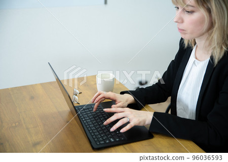 在辦公室電腦上打字的女人的手 96036593