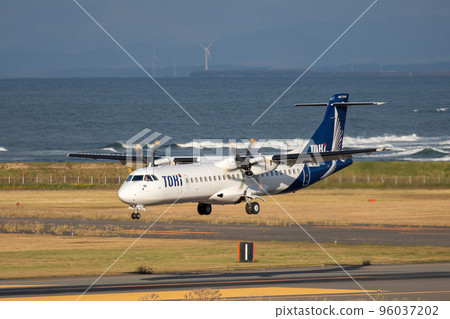 Tokiair第一架飛機抵達新潟並降落 Tokiair第一架飛機抵達新潟並降落 96037202