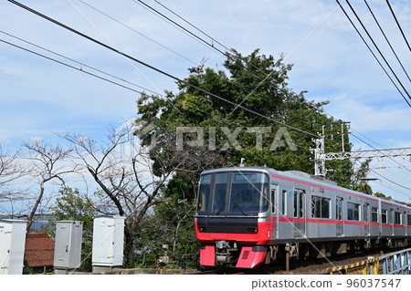 A Meitetsu train passing near Kasamatsu Station 96037547