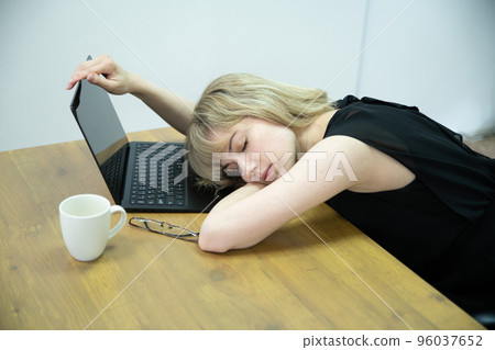 在辦公室工作的疲憊和打瞌睡的女人 96037652