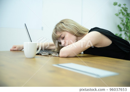 在辦公室工作的疲憊和打瞌睡的女人 96037653