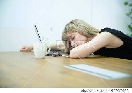 在辦公室工作的疲憊和打瞌睡的女人 96037655