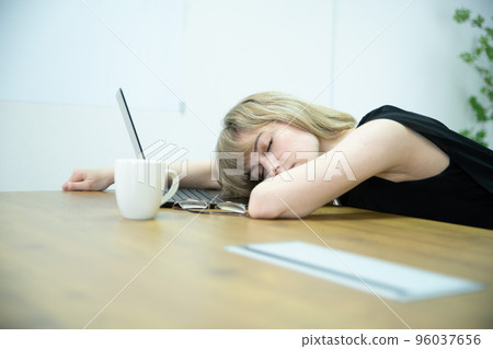在辦公室工作的疲憊和打瞌睡的女人 96037656