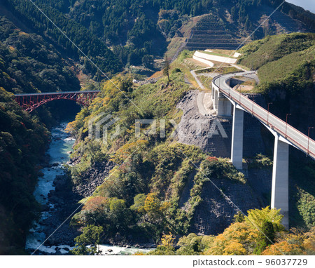 The Daiichi Shirakawa Bridge and the Aso Choyo Ohashi Bridge under reconstruction, Tateno Gorge in Minamiaso Village, Kumamoto Prefecture 96037729