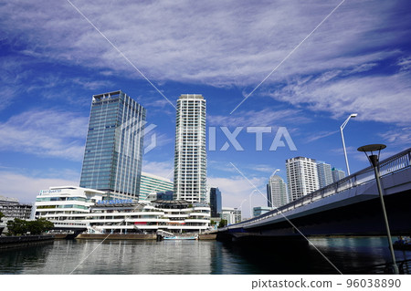 Scenery around the east exit of Yokohama Station 96038890