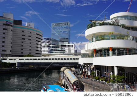 Scenery around the east exit of Yokohama Station 96038903