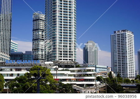 Scenery around the east exit of Yokohama Station 96038956