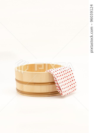 Image of a hot spring bath tub and towel 96039124