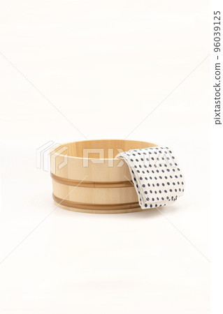 Image of a hot spring bath tub and towel 96039125