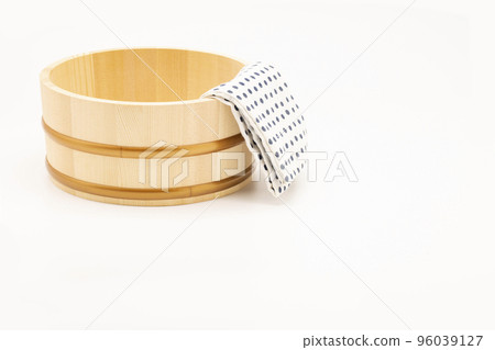 Image of a hot spring bath tub and towel 96039127