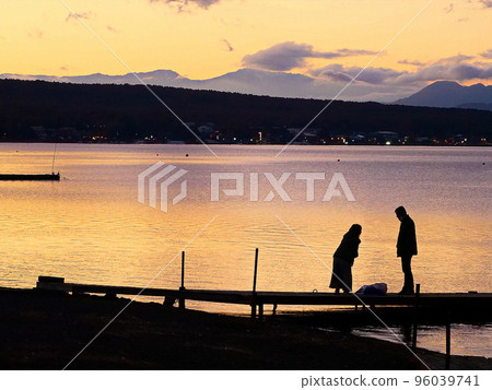 couple talking by the lake 96039741