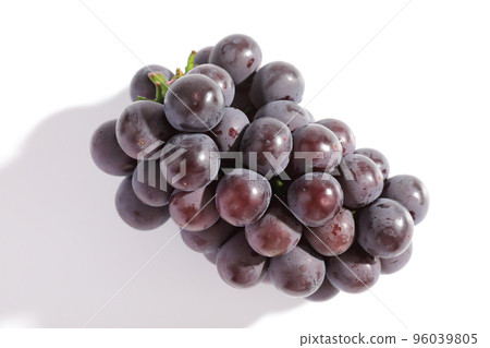 Red grapes isolated in white background 96039805